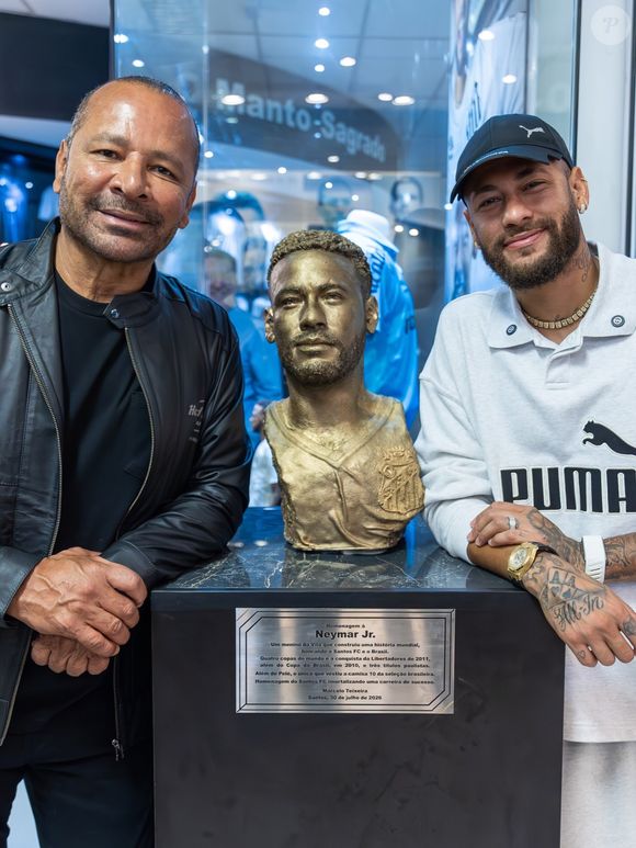 Neymar recebeu uma homenagem histórica do Santos nesta quinta-feira (30), ganhou busto e estátua na Vila Belmiro e admitiu: 'Já errei inúmeras vezes e ainda vou errar'