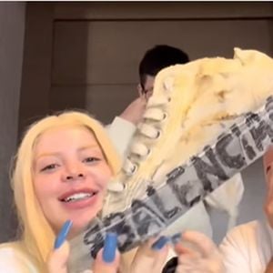 Gkay também causou ao comprar o tênis "Paris Sneaker" da Balenciaga, na versão "super destruída"