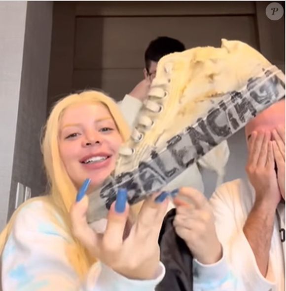 Gkay também causou ao comprar o tênis "Paris Sneaker" da Balenciaga, na versão "super destruída"