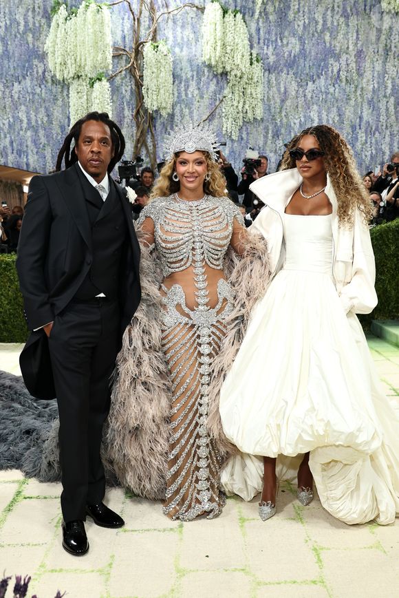 Família Carter reunida enquanto Beyoncé desfila com capa de plumas e cauda monumental