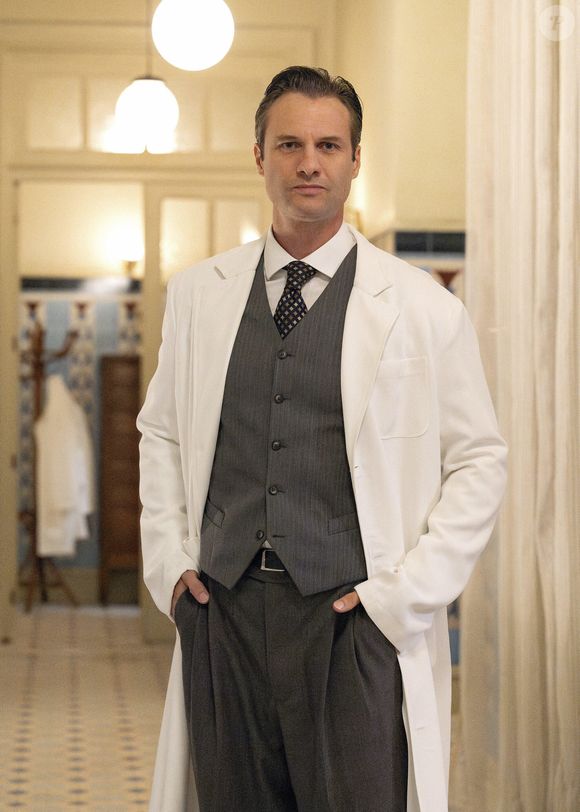 Lauro (Marcelo Argenta) - Médico, atende a todos os personagens. Para que não comentem o fato de não ter namoradas, faz um acordo com Sônia (Paula Burlamaqui) para que finjam estar juntos. Trabalha no mesmo hospital onde Estela (Larissa Manoela).