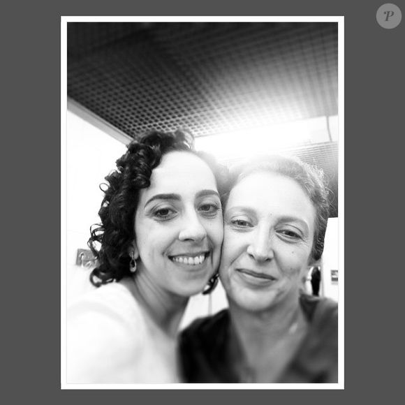 Debora Olivieri ao lado de Marianna Armellini nos batidores de 'Alto Astral'