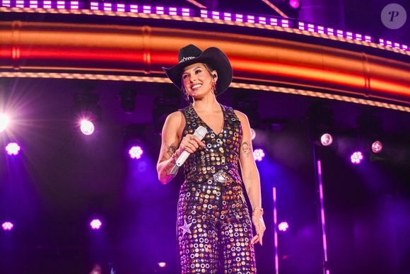 Ana Castela capricha nos looks de palco e sempre usa chapéu de cowboy nas apresentações
