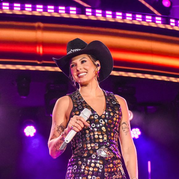 Ana Castela capricha nos looks de palco e sempre usa chapéu de cowboy nas apresentações