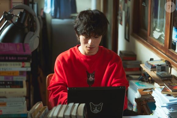 Hwang Dong-man tem inveja de seus amigos bem-sucedidos e entra em um programa de arrecadamento de grana para usar um relógio que revela suas emoções