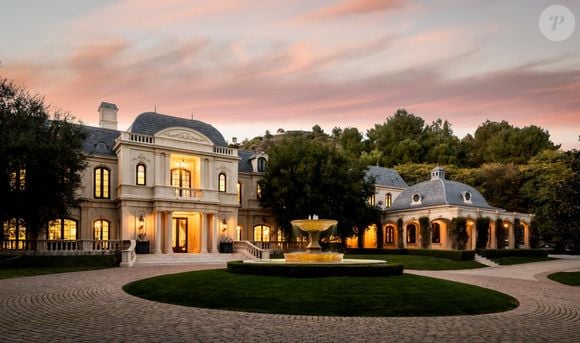 A mudança também coloca Paris Hilton em uma nova vizinhança repleta de nomes poderosos da música, cinema e televisão. Entre os moradores do condomínio fechado estão Adele, Denzel Washington, Rod Stewart, Eddie Murphy, Kanye West e Justin Bieber