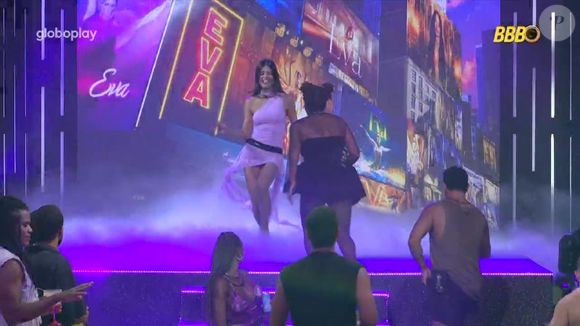 Vitória Strada voltou para a Festa do Líder nesta madrugada (20), após montar quebra-cabeça no 'BBB 25'