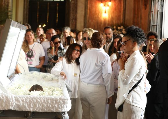 No velório de Preta Gil, Maria ficou alguns minutos perto do corpo da irmã