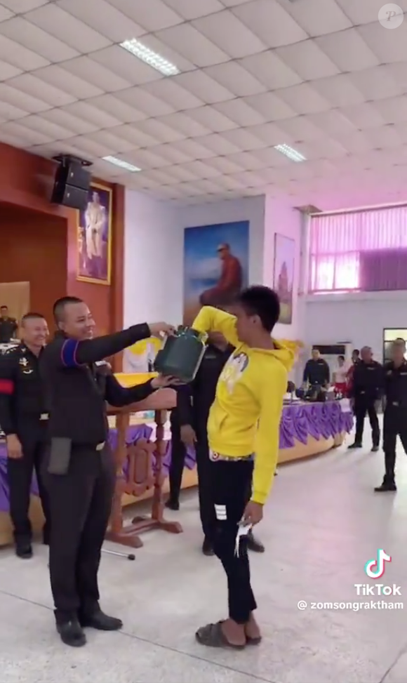 Já os que não desejam são selecionados através de um sorteio quando completam 21 anos - que é um fenômeno em todo o mundo