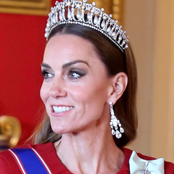 Segundo o site oficial da Família Real britânica, não há regras rígidas de comportamento para encontros com membros da monarquia. Embora muitos optem por seguir tradições como a reverência ou o aperto de mãos, gestos de gentileza, como o beijo na mão, são considerados aceitáveis.