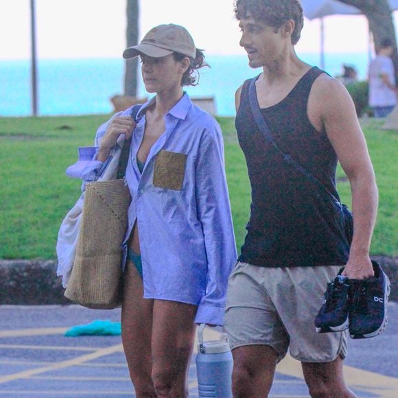Bruna Marquezine e Shawn Mendes caminhando na praia