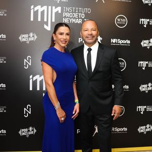 Neymar Pai e Mariane Bernardi: O empresário vestiu um terno clássico preto com camisa social branca e gravata preta fina; já sua companheira destacou-se em um vestido longo azul-caneta (ou azul-bic), de corte ajustado, mangas curtas, cauda fluida e recorte vazado (cut-out) lateral no peito e na cintura