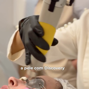 "Começamos a fazer o protocolo de Fotona 4D, que trata todas as dimensões da pele e também melhora o viço, as rugas finas e os poros dilatados", disse a dermatologista de Ana Paula