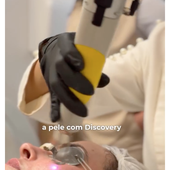 "Começamos a fazer o protocolo de Fotona 4D, que trata todas as dimensões da pele e também melhora o viço, as rugas finas e os poros dilatados", disse a dermatologista de Ana Paula