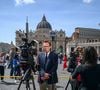 Roma, Itália: jornalistas e veículos da mídia se reúnem na Praça de São Pedro após a morte do Papa Francisco