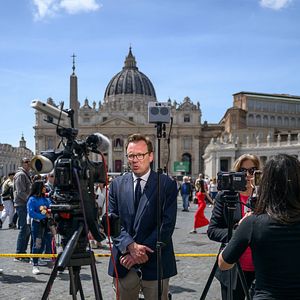 Roma, Itália: jornalistas e veículos da mídia se reúnem na Praça de São Pedro após a morte do Papa Francisco