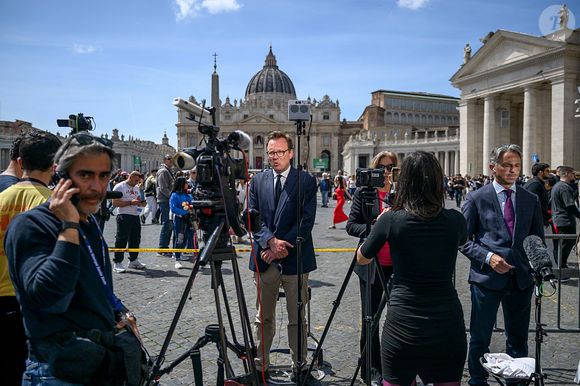 Roma, Itália: jornalistas e veículos da mídia se reúnem na Praça de São Pedro após a morte do Papa Francisco