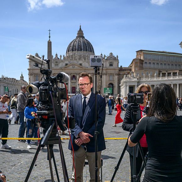 Roma, Itália: jornalistas e veículos da mídia se reúnem na Praça de São Pedro após a morte do Papa Francisco