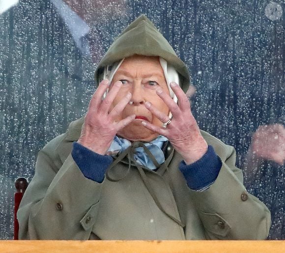 De acordo com um ex-funcionário do Palácio de Buckingham, a Rainha Elizabeth II "nunca" apareceu com esmalte nas unhas durante os anos em que ele trabalhou ao seu lado