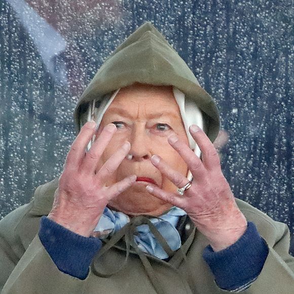 De acordo com um ex-funcionário do Palácio de Buckingham, a Rainha Elizabeth II "nunca" apareceu com esmalte nas unhas durante os anos em que ele trabalhou ao seu lado