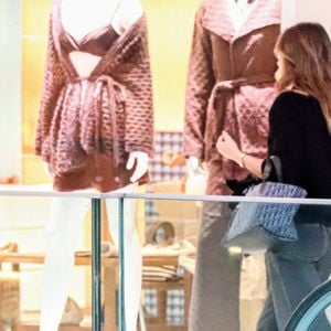 Com bolsa Dior de quase R$ 20 mil e sandália de grife, Isabelle Drummond foi fotografada passeando com seu cachorro de estimação em um shopping carioca. O pet, um chihuahua chamado Moysés, roubou a cena ao ser carregado dentro do acessório de luxo