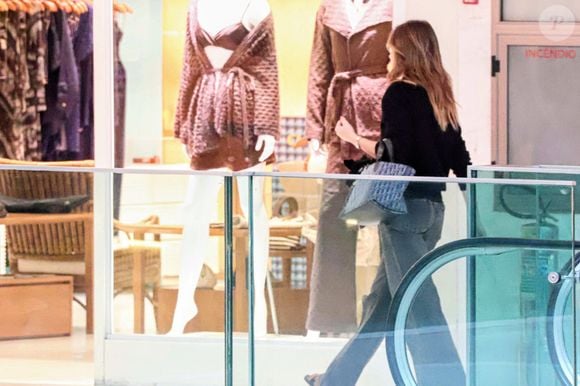 Com bolsa Dior de quase R$ 20 mil e sandália de grife, Isabelle Drummond foi fotografada passeando com seu cachorro de estimação em um shopping carioca. O pet, um chihuahua chamado Moysés, roubou a cena ao ser carregado dentro do acessório de luxo