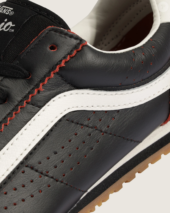 O acabamento esportivo retrô transforma o Super Lowpro Pop Black Red em uma opção elegante para quem busca um tênis versátil e atemporal