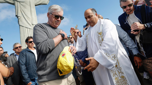 Pouca gente sabe, mas Carlo Ancelotti, técnico da Seleção Brasileira, tem um hábito religioso curioso envolvendo lesões de jogadores como Neymar