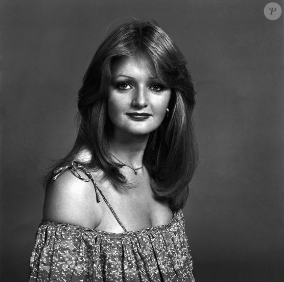 Bonnie Tyler conquistou fama mundial com hits históricos e uma voz rouca que virou sua assinatura artística