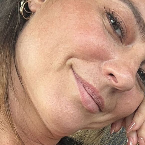 Em um dos cliques, Paolla Oliveira apareceu sem maquiagem deixando à mostra o melasma em sua pele