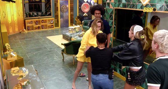 Ana Paula Renault e Alberto Cowboy acumulam várias brigas e trocas de farpas: no ápice, a mineira destruiu o chapéu do Veterano