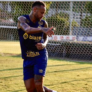 Neymar voltou ao Brasil recentemente para jogar novamente pelo Santos
