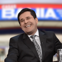 Há 45 anos, o locutor de mais de 90 mil comerciais da Casas Bahia começou carreira de sucesso como 'folgador': 'Passei por 140 candidatos'