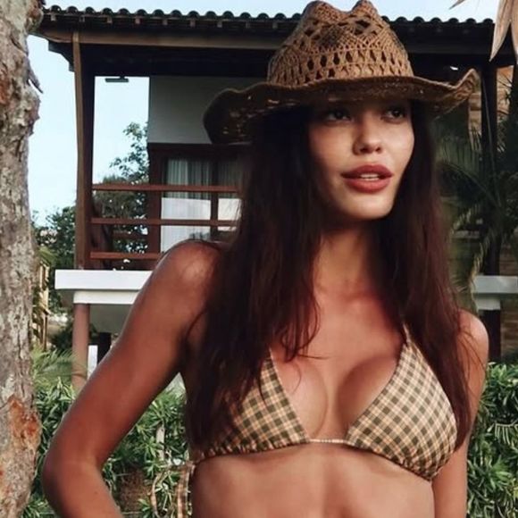 “Eu achava que era só um hábito bobo, mas quando tentei parar, percebi que estava muito mais dependente do que imaginava. Foi mais difícil do que qualquer outra coisa que já enfrentei”, disse Vitória Strada aos colegas de confinamento do "BBB 25".