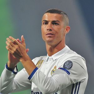 Com o passar dos anos, Cristiano Ronaldo teve diversos visuais, como este cabelo curto, quase careca