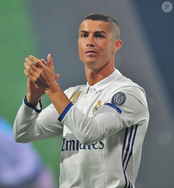 Com o passar dos anos, Cristiano Ronaldo teve diversos visuais, como este cabelo curto, quase careca