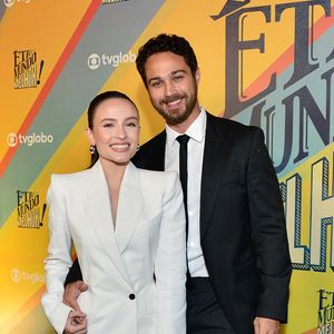 O destaque do look ficou por conta do blazer com ombreiras marcadas — referência direta à estética dos anos 1980 — e corte arredondado na barra, conferindo uma silhueta poderosa