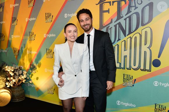 O destaque do look ficou por conta do blazer com ombreiras marcadas — referência direta à estética dos anos 1980 — e corte arredondado na barra, conferindo uma silhueta poderosa