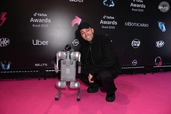 Lucas Rangel levou seu robô para o tapete vermelho do TikTok Awards