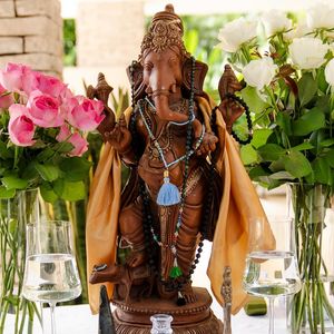 O evento contou com um ritual hindu, reunindo amigos e familiares próximos em um momento de introspecção e espiritualidade.