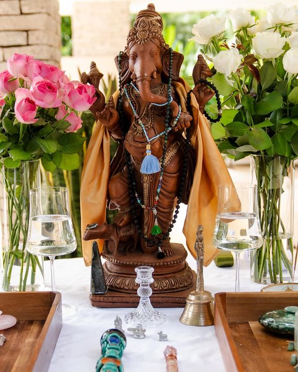 O evento contou com um ritual hindu, reunindo amigos e familiares próximos em um momento de introspecção e espiritualidade.