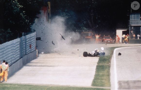 Ayrton Senna morreu em 1º de maio de 1994 após grave acidente no GP de San Marino no circuito de Ímola, gerando comoção nacional