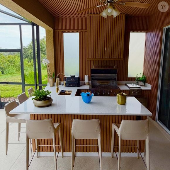 A área externa da mansão de Rick Sollo conta com jardim bem cuidado, piscina coberta e espaço gourmet com churrasqueira. A residência foi apresentada pelo cantor sertanejo e a esposa, Geralda Carvalho, nas redes sociais