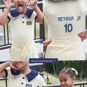 Mavie usou um look amarelo manteiga com o nome de Neymar bordado nas costas