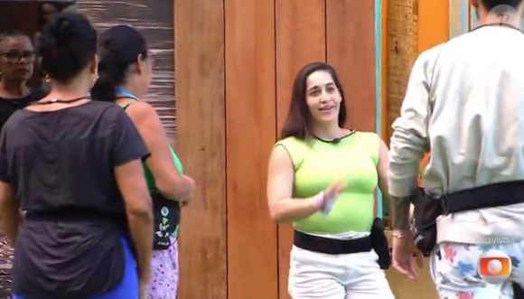Questionada pelos outros confinados, Daniele Hypólito acabou contando o que ouviu do Big Fone