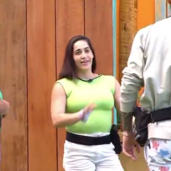Questionada pelos outros confinados, Daniele Hypólito acabou contando o que ouviu do Big Fone