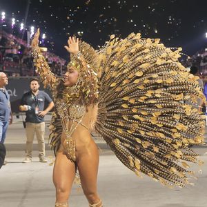 Mayara Lima, rainha de bateria da Paraíso do Tuiuti, usou fantasia sem tapa-sexo
