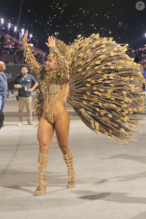 Mayara Lima, rainha de bateria da Paraíso do Tuiuti, usou fantasia sem tapa-sexo