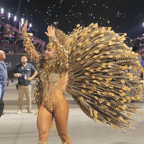 Mayara Lima, rainha de bateria da Paraíso do Tuiuti, usou fantasia sem tapa-sexo