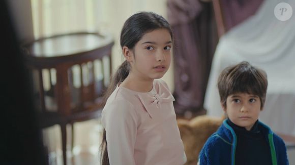 Sarp se mostra incomodado com a maneira que os filhos tratam Arif, na novela 'Força de Mulher'; a partir do capítulo de 9 de abril de 2025, quarta-feira